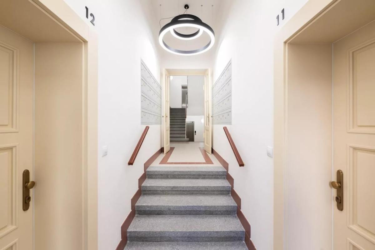 Apartment New! Mini-designer Rooftop Ac & Garden, Castle! *