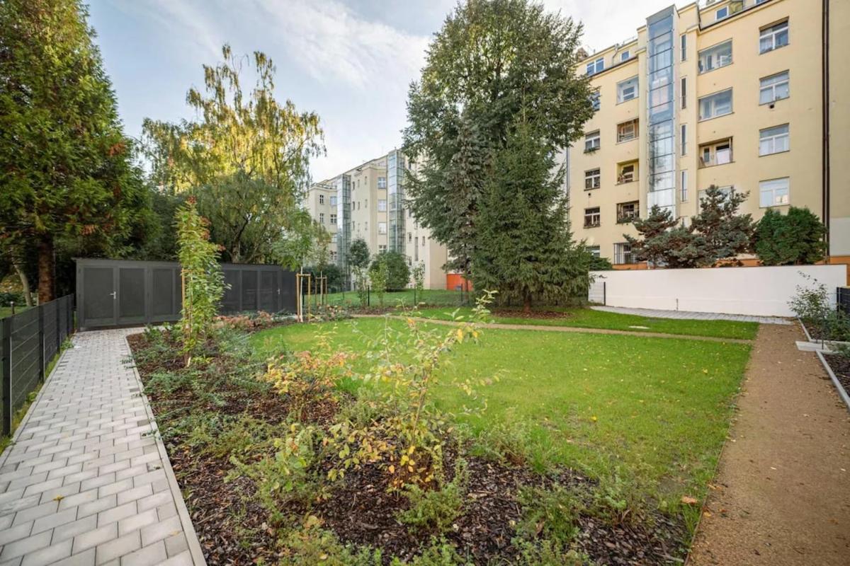 New! Mini-designer Rooftop Ac & Garden, Castle! Apartment
