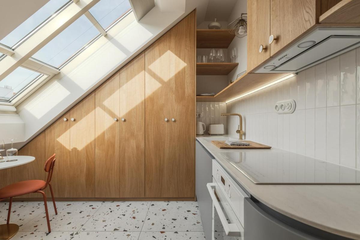 New! Mini-designer Rooftop Ac & Garden, Castle! Apartment