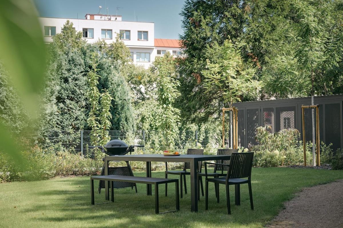 Apartment New! Mini-designer Rooftop Ac & Garden, Castle!