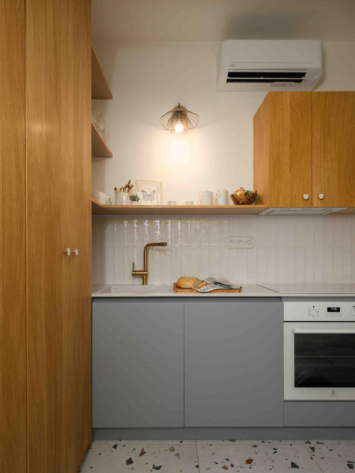 Apartment New! Mini-designer Rooftop Ac & Garden, Castle!
