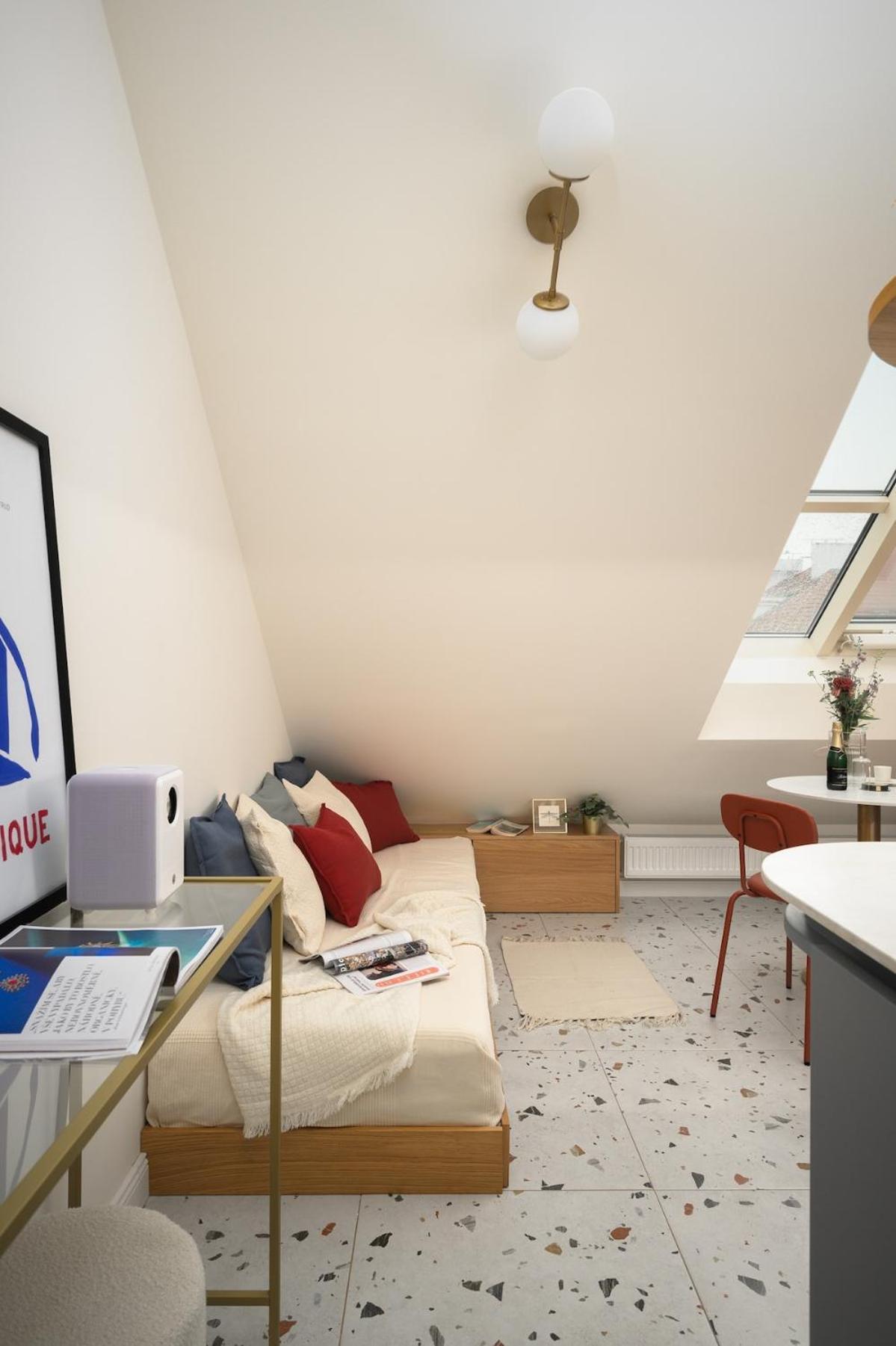 Apartment New! Mini-designer Rooftop Ac & Garden, Castle!