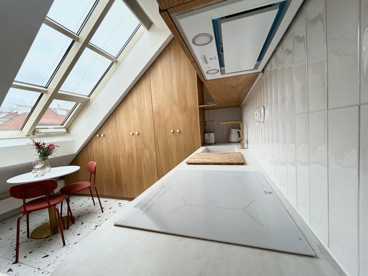 Apartment New! Mini-designer Rooftop Ac & Garden, Castle!
