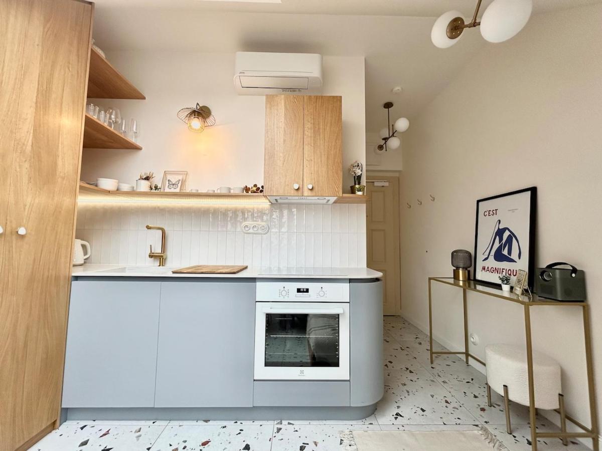 Apartment New! Mini-designer Rooftop Ac & Garden, Castle! Prague
