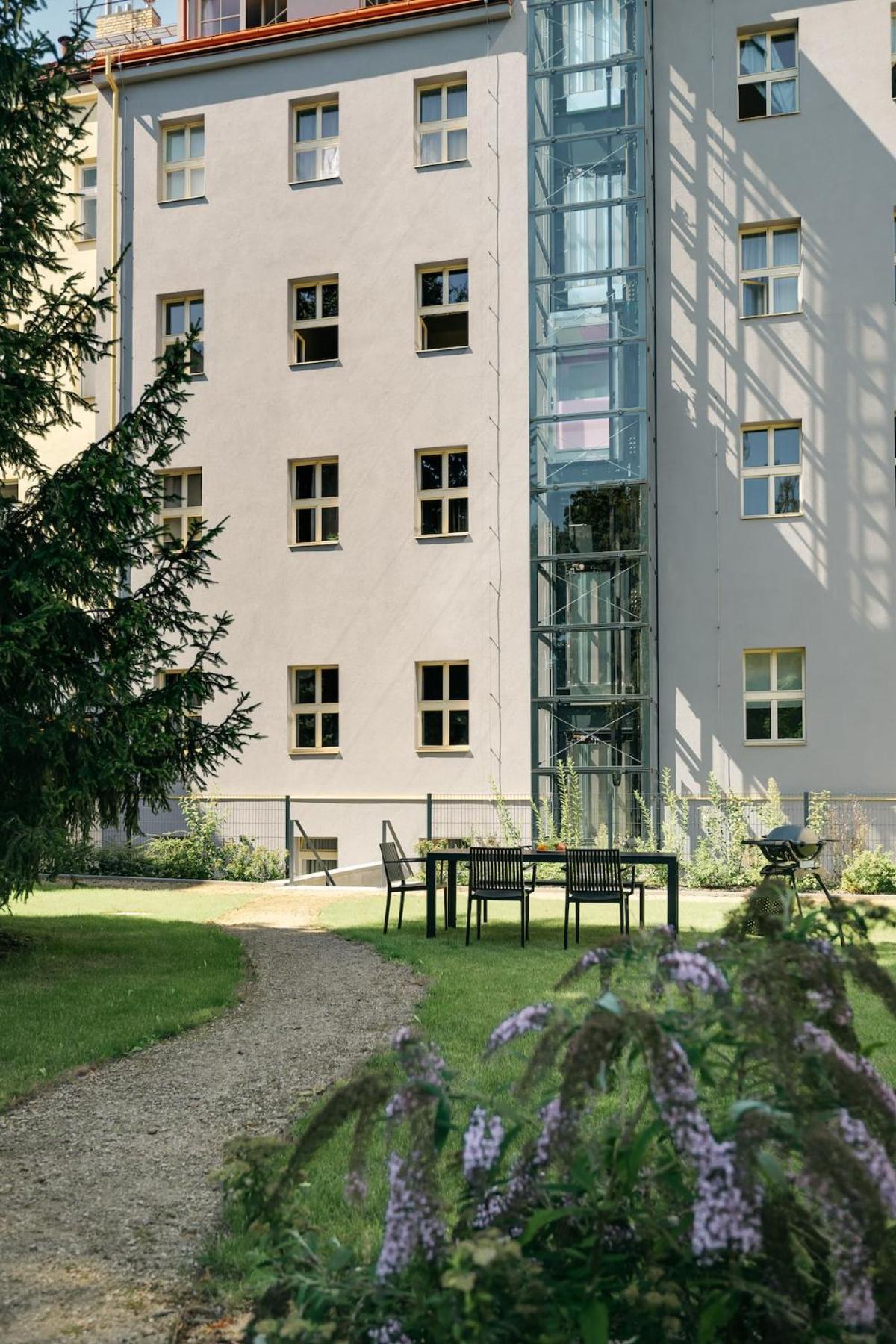 New! Mini-designer Rooftop Ac & Garden, Castle! Apartment
