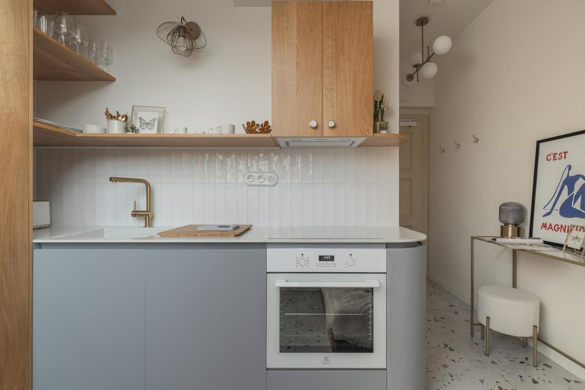 Apartment New! Mini-designer Rooftop Ac & Garden, Castle!