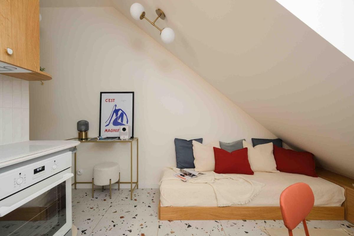New! Mini-designer Rooftop Ac & Garden, Castle! Apartment *