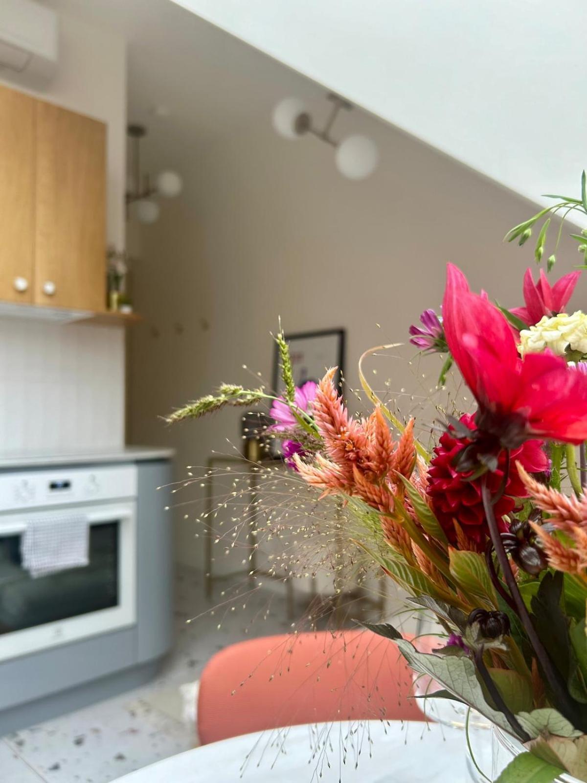 New! Mini-designer Rooftop Ac & Garden, Castle! Apartment Prague