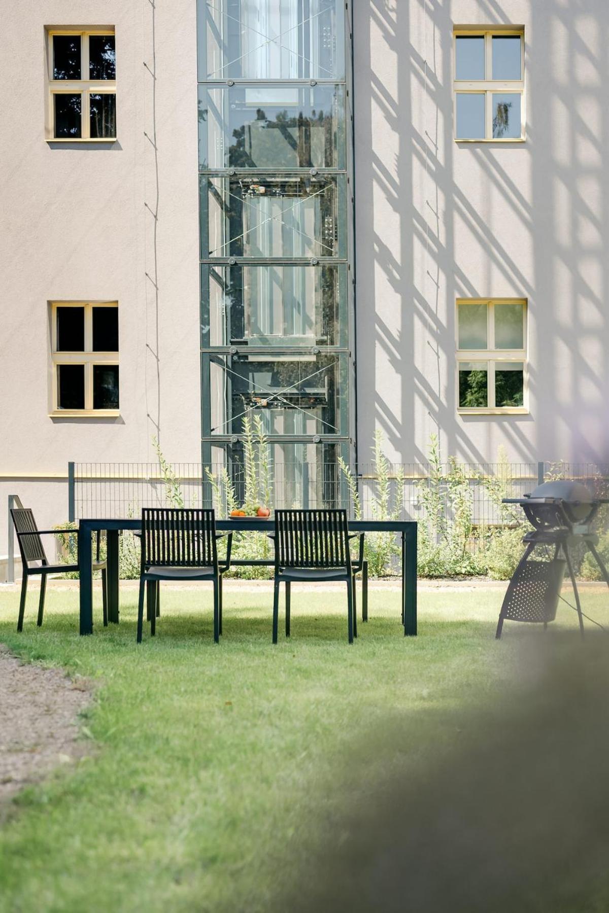 New! Mini-designer Rooftop Ac & Garden, Castle! Apartment